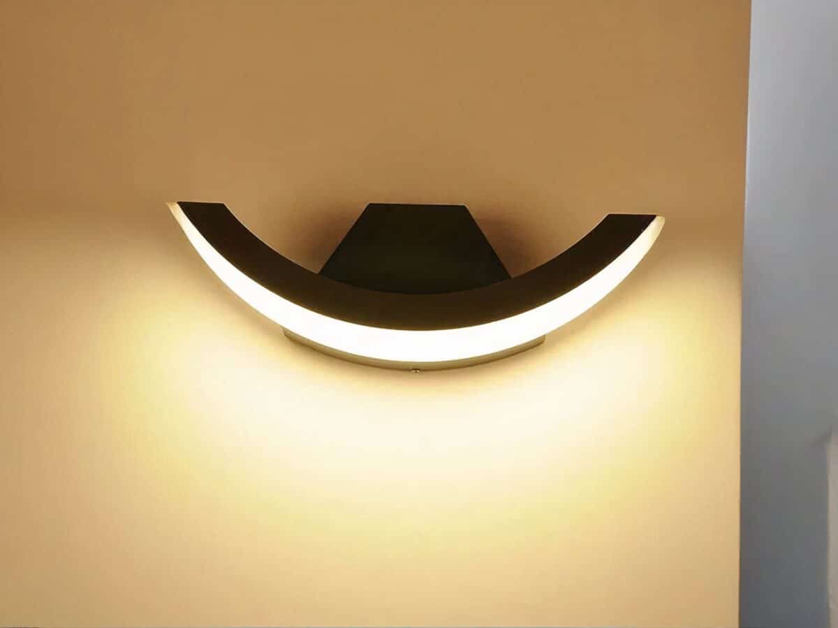 Luminaire LED d'extérieur pratique et imperméable allumé sur fond jaune