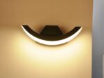 Luminaire LED d'extérieur pratique et imperméable allumé sur fond jaune