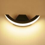 Luminaire LED extérieur pratique et imperméable Luminaire LED d'extérieur pratique et imperméable allumé sur fond jaune