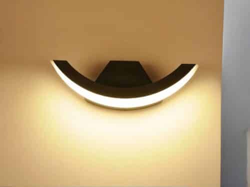 Luminaire LED d'extérieur pratique et imperméable allumé sur fond jaune
