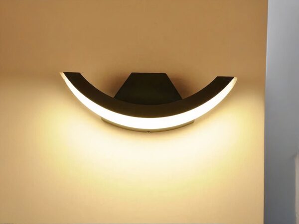 Luminaire LED d'extérieur pratique et imperméable allumé sur fond jaune