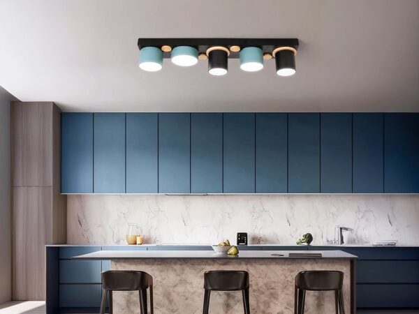 Luminaires LED design nordique coloré, dans une cuisine positionné sur le plafond.