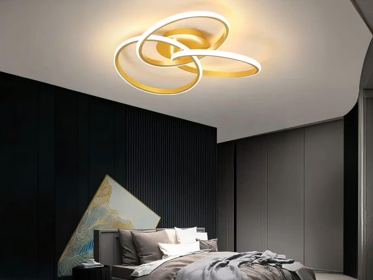 Luminaire LED intérieur design et doré Luminaires LED intérieur design et Doré, positionné sur le plafond d'une chambre à coucher.