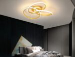 Luminaires LED intérieur design et Doré, positionné sur le plafond d'une chambre à coucher.
