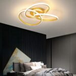 Luminaire LED intérieur design et doré Luminaires LED intérieur design et Doré, positionné sur le plafond d'une chambre à coucher.