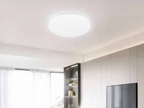 Luminaires LED intérieur design et rond, de couleur blanche, sur un plafond.