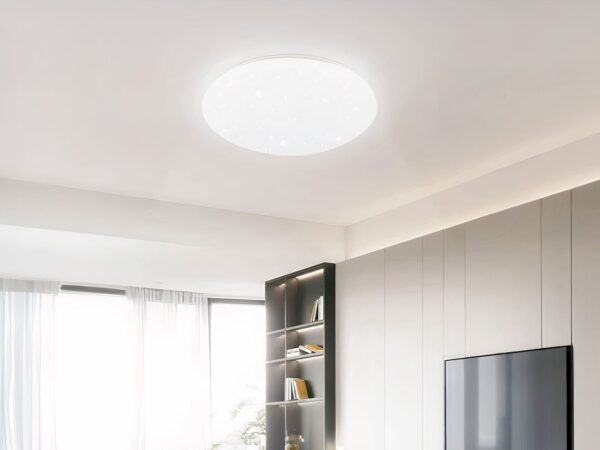 Luminaires LED intérieur design et rond, de couleur blanche, sur un plafond.