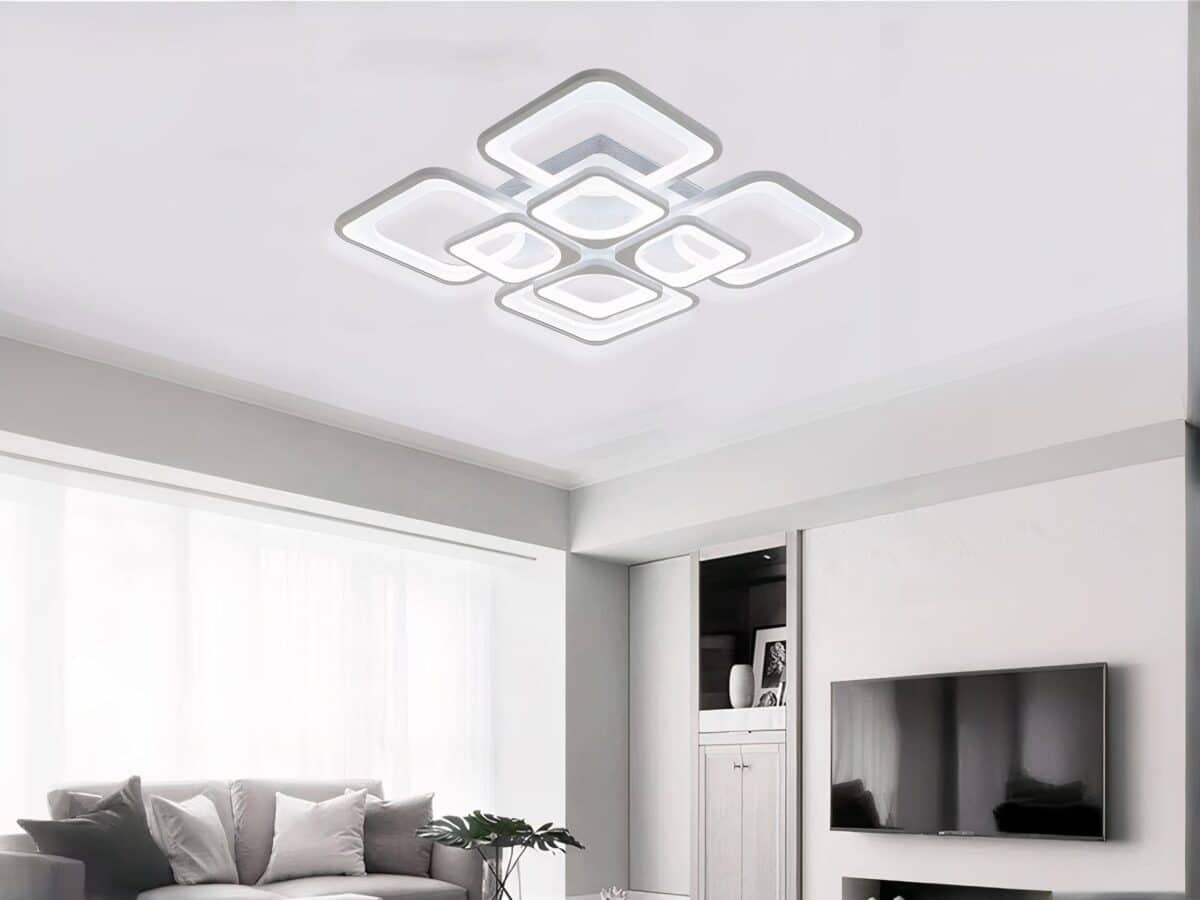 Luminaire LED intérieur élégant et carré Luminaires LED intérieur élégant et carré, de couleur blanc, au plafond dans un salon.