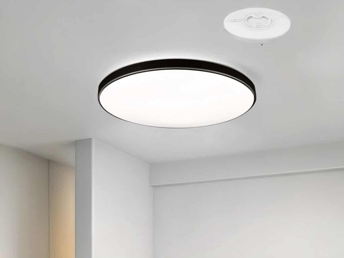 Luminaire LED moderne et design pour l'intérieur Luminaire LED moderne et design pour l'intérieur, de forme ronde, avec contour noir, sur un plafond.