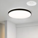 Luminaire LED moderne et design pour l'intérieur Luminaire LED moderne et design pour l'intérieur, de forme ronde, avec contour noir, sur un plafond.