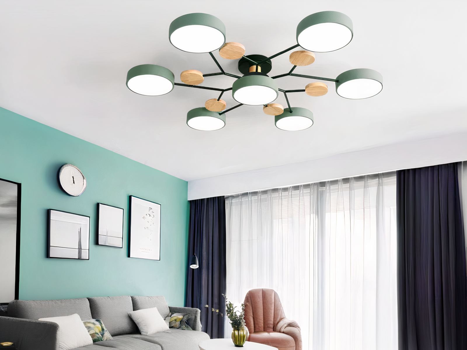 Lustre LED au design moderne et élégant allumé dans un salon