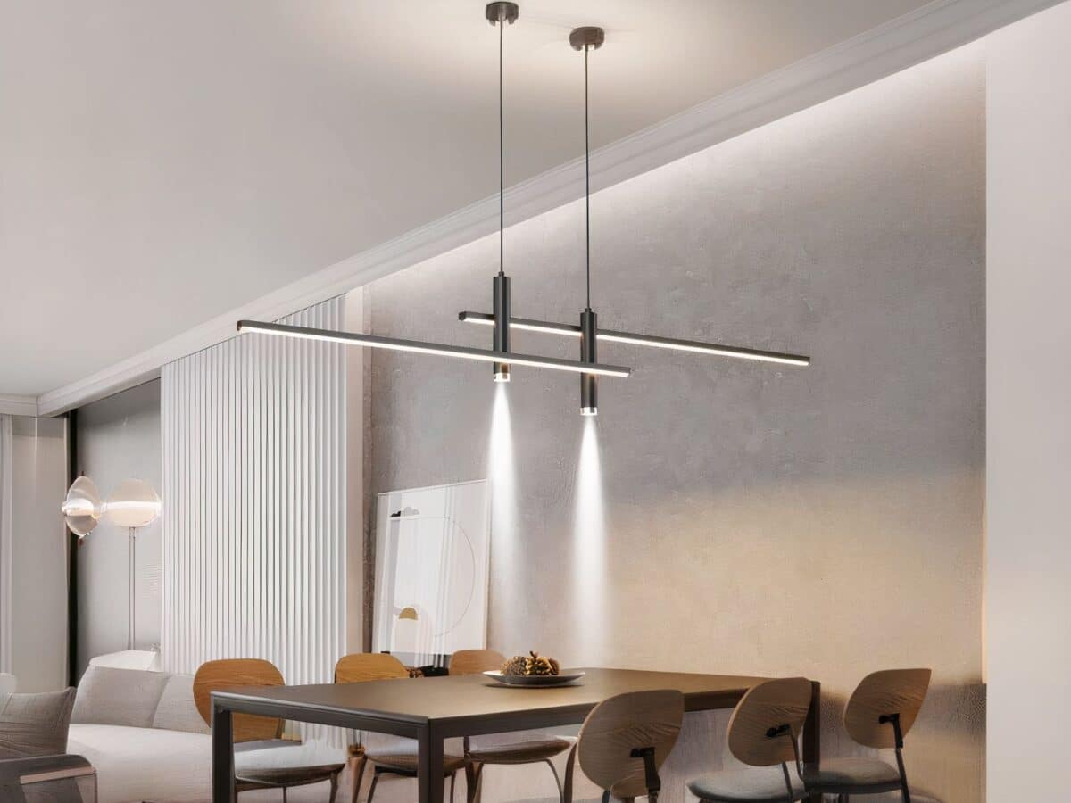Lustre LED Design et Ajustable allumé dans un salon au-dessus d'une table à manger