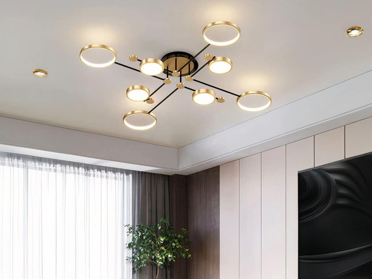 Lustre LED élégant avec intensité de lumière réglable Lustre LED élégant avec intensité de lumière réglable allumé au plafond d'un salon