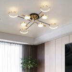 Lustre LED élégant avec intensité de lumière réglable Lustre LED élégant avec intensité de lumière réglable allumé au plafond d'un salon