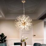 Lustre LED élégant et artistique allumé dans un salon moderne