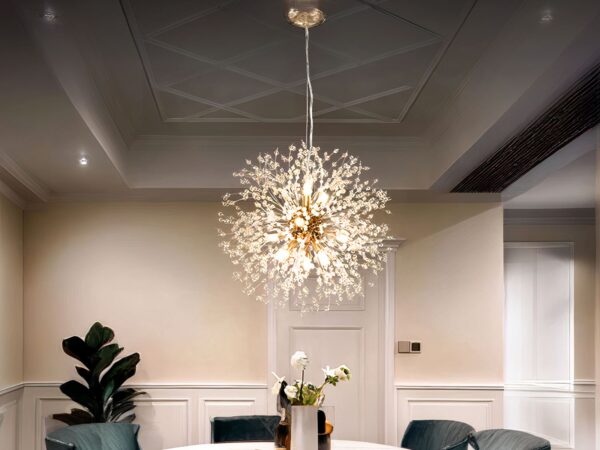 Lustre LED élégant et artistique allumé dans un salon moderne