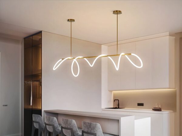 Lustre LED innovant et original doré allumé à un plafond dans une cuisine