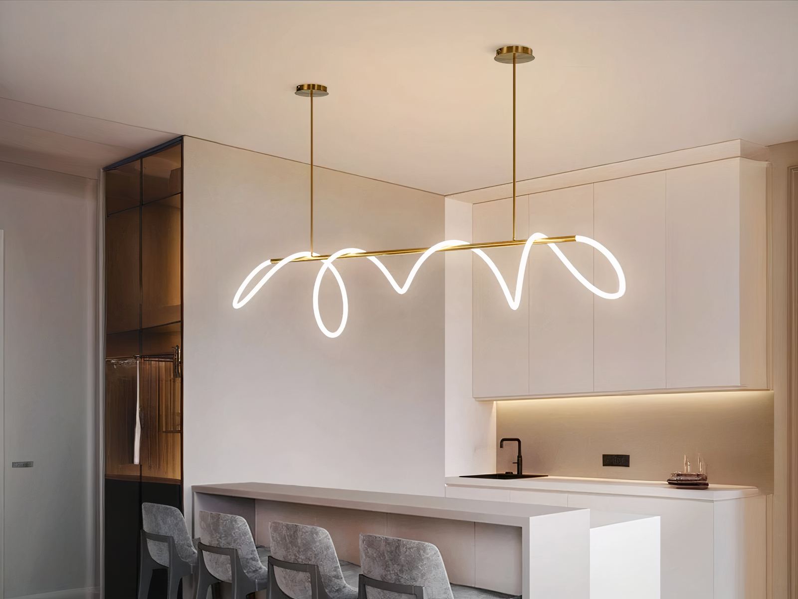 Lustre LED innovant et original doré allumé à un plafond dans une cuisine