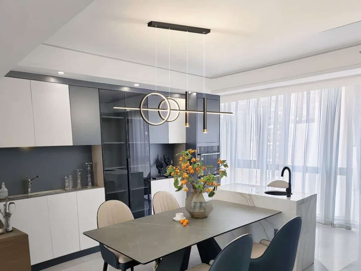 Lustre LED noir décoratif et minimaliste