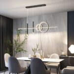 Lustre LED noir décoratif et minimaliste Lustre LED noir décoratif et minimaliste allumé à un plafond dans une salle à manger