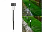 Lot de 20 bornes extérieures LED solaires et étanches noires, avec la borne du côté gauche sur fond blanc et sur la droite des bornes dans un jardin.
