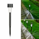 Lot de 20 bornes extérieures LED solaires et étanches noires Lot de 20 bornes extérieures LED solaires et étanches noires, avec la borne du côté gauche sur fond blanc et sur la droite des bornes dans un jardin.