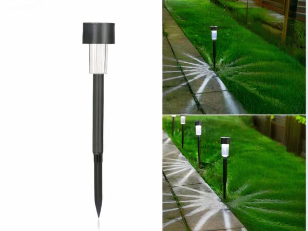 Lot de 20 bornes extérieures LED solaires et étanches noires, avec la borne du côté gauche sur fond blanc et sur la droite des bornes dans un jardin.