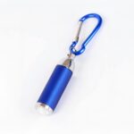 Mini lampe led en aluminium avec porte-clés Mini lampe led en aluminium avec porte clés, de couleur bleu. Sur un fond blanc.