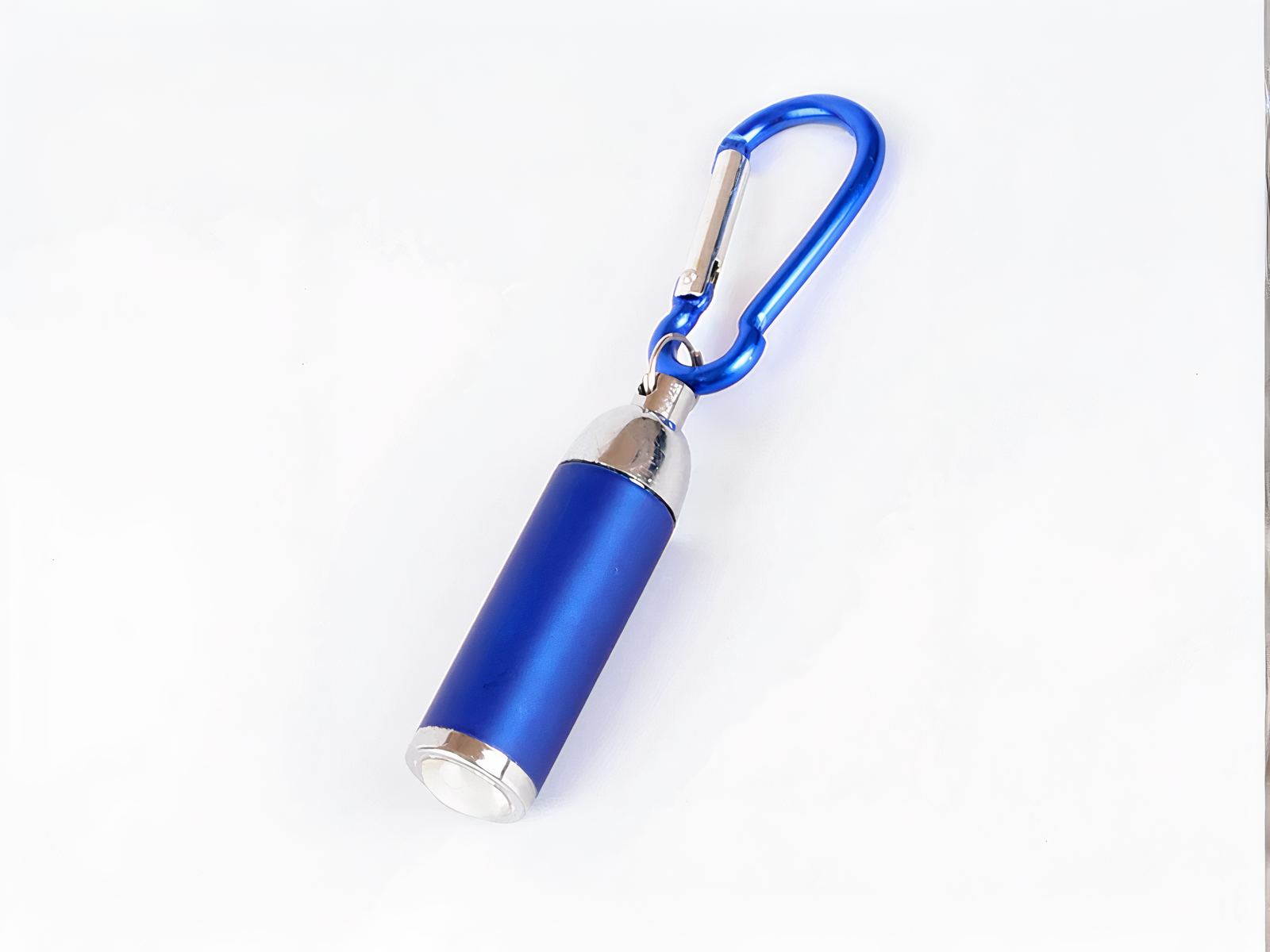 Mini lampe led en aluminium avec porte clés, de couleur bleu. Sur un fond blanc.