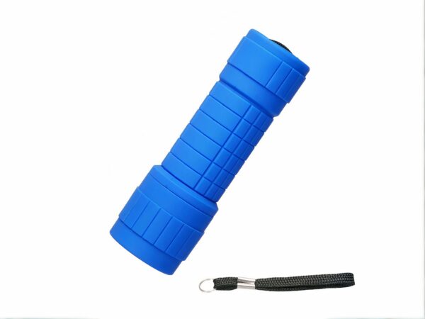 Mini lampe led étanche design et bleue, avec sa sangle noire en dessous, sur un fond blanc.