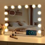 Miroir LED coiffeuse design à intensité réglable Miroir LED coiffeuse design à intensité réglable allumé dans une chambre