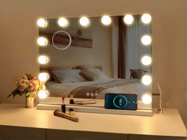 Miroir LED coiffeuse design à intensité réglable allumé dans une chambre