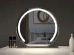 Miroir LED coiffeuse design et élégant noir posé sur une table dans une chambre