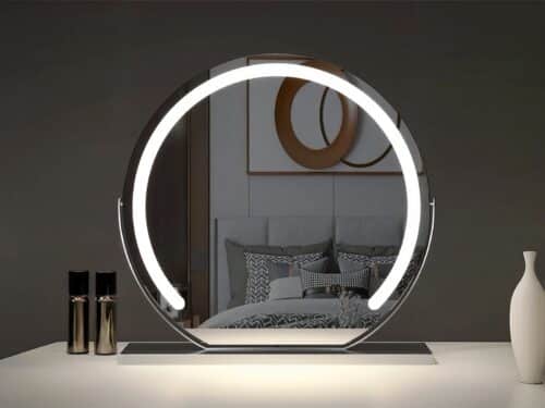 Miroir LED coiffeuse design et élégant noir posé sur une table dans une chambre