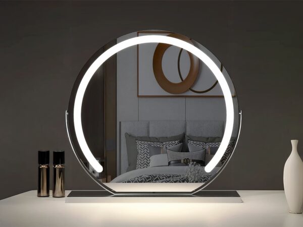 Miroir LED coiffeuse design et élégant noir posé sur une table dans une chambre