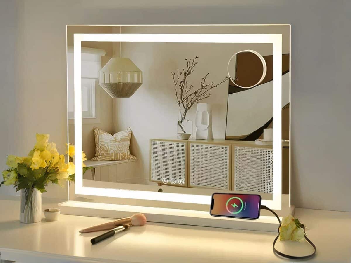 Miroir LED coiffeuse élégant grand format Miroir LED coiffeuse élégant grand format allumé et installé dans un salon