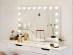 Miroir LED coiffeuse moderne avec port USB allumé dans une chambre