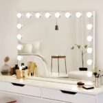 Miroir LED coiffeuse moderne avec port USB Miroir LED coiffeuse moderne avec port USB allumé dans une chambre