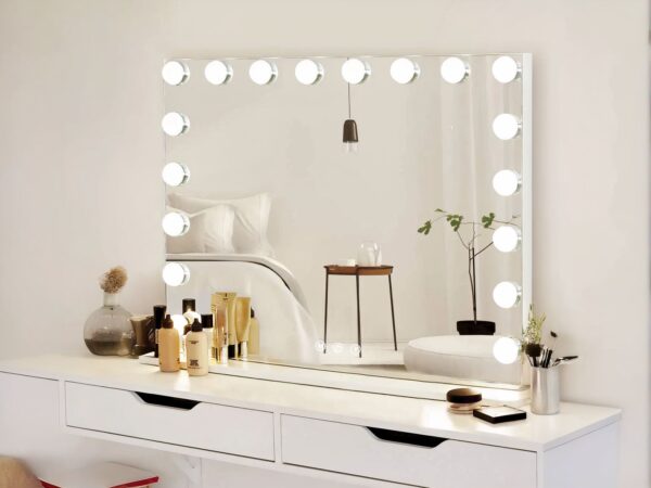 Miroir LED coiffeuse moderne avec port USB allumé dans une chambre