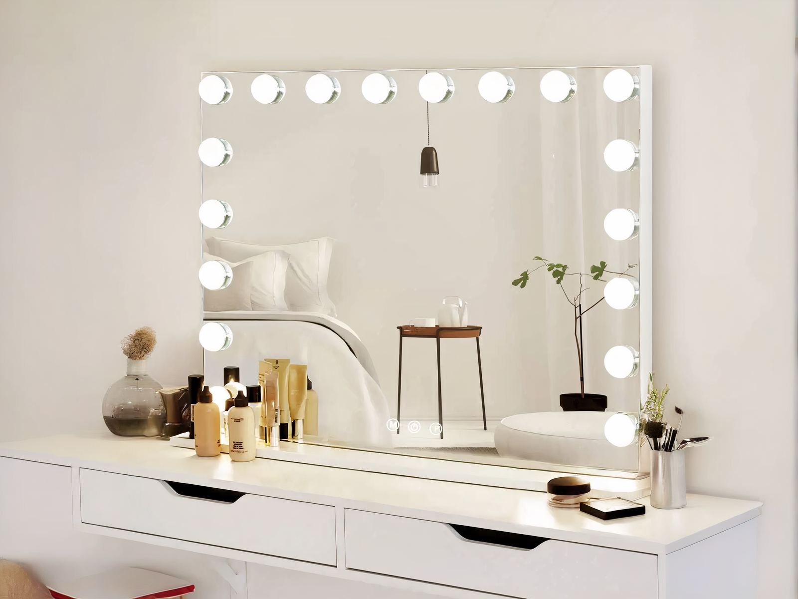 Miroir LED coiffeuse moderne avec port USB allumé dans une chambre