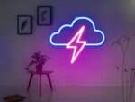 Néon LED en forme de nuage avec éclair, de couleur bleu et rose, sur un mur.