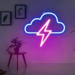 Néon LED en forme de nuage avec éclair Néon LED en forme de nuage avec éclair, de couleur bleu et rose, sur un mur.