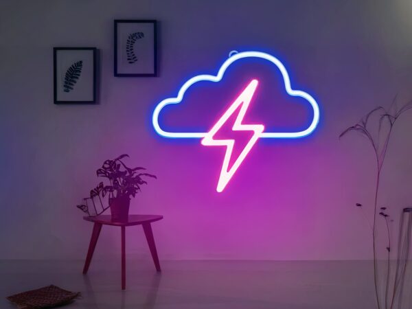 Néon LED en forme de nuage avec éclair, de couleur bleu et rose, sur un mur.