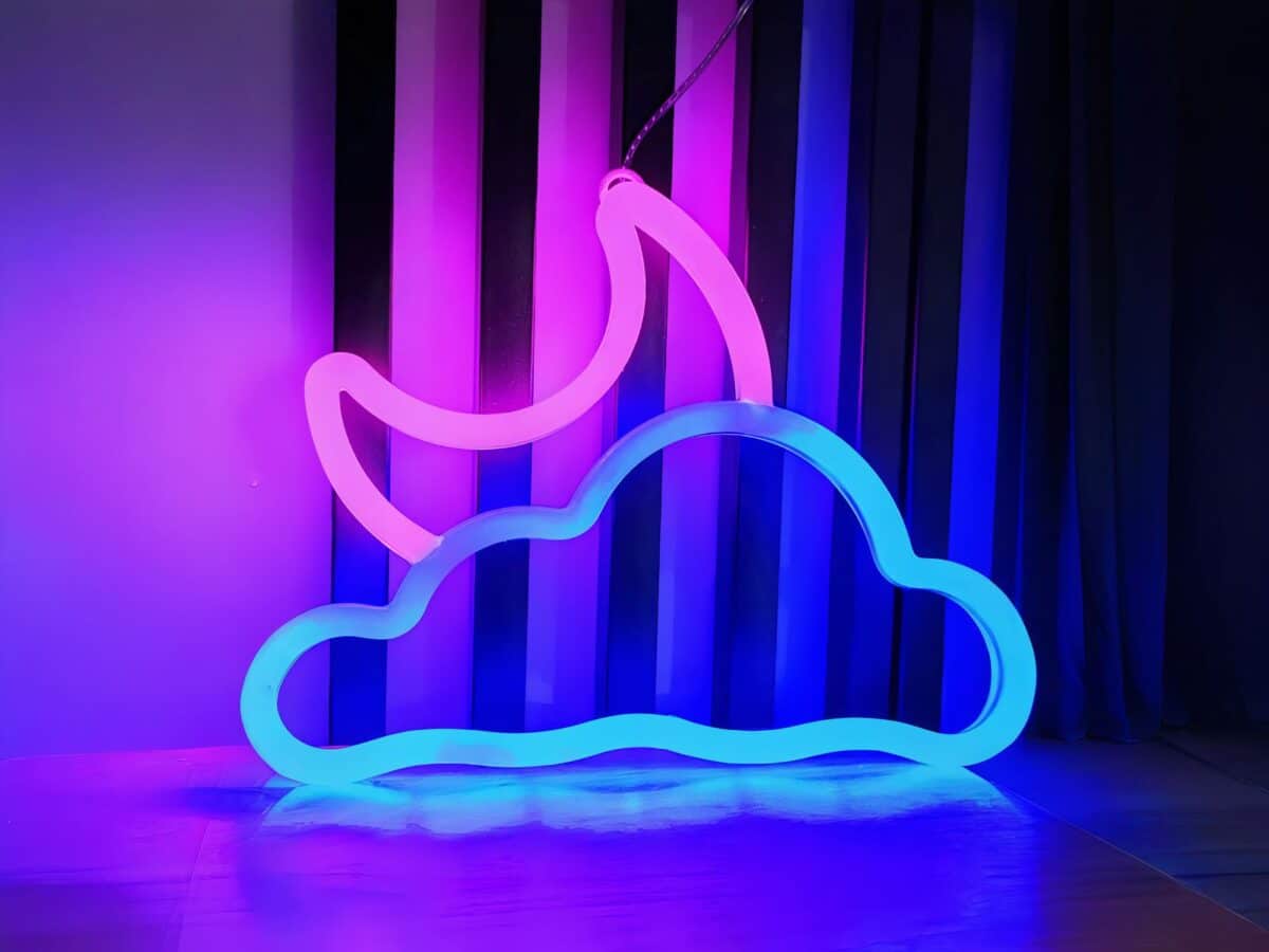 Néon LED en forme de nuage avec lune Néon LED en forme de nuage avec lune, de couleur rose et bleu.
