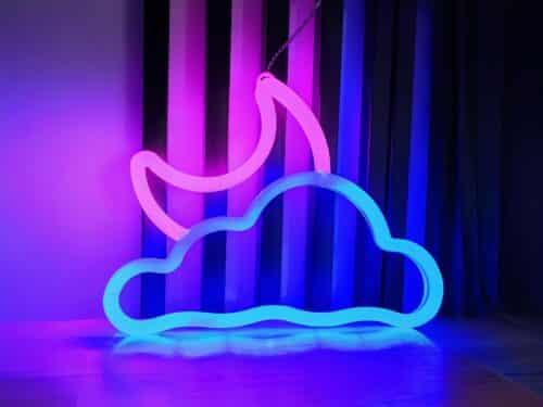 Néon LED en forme de nuage avec lune, de couleur rose et bleu.
