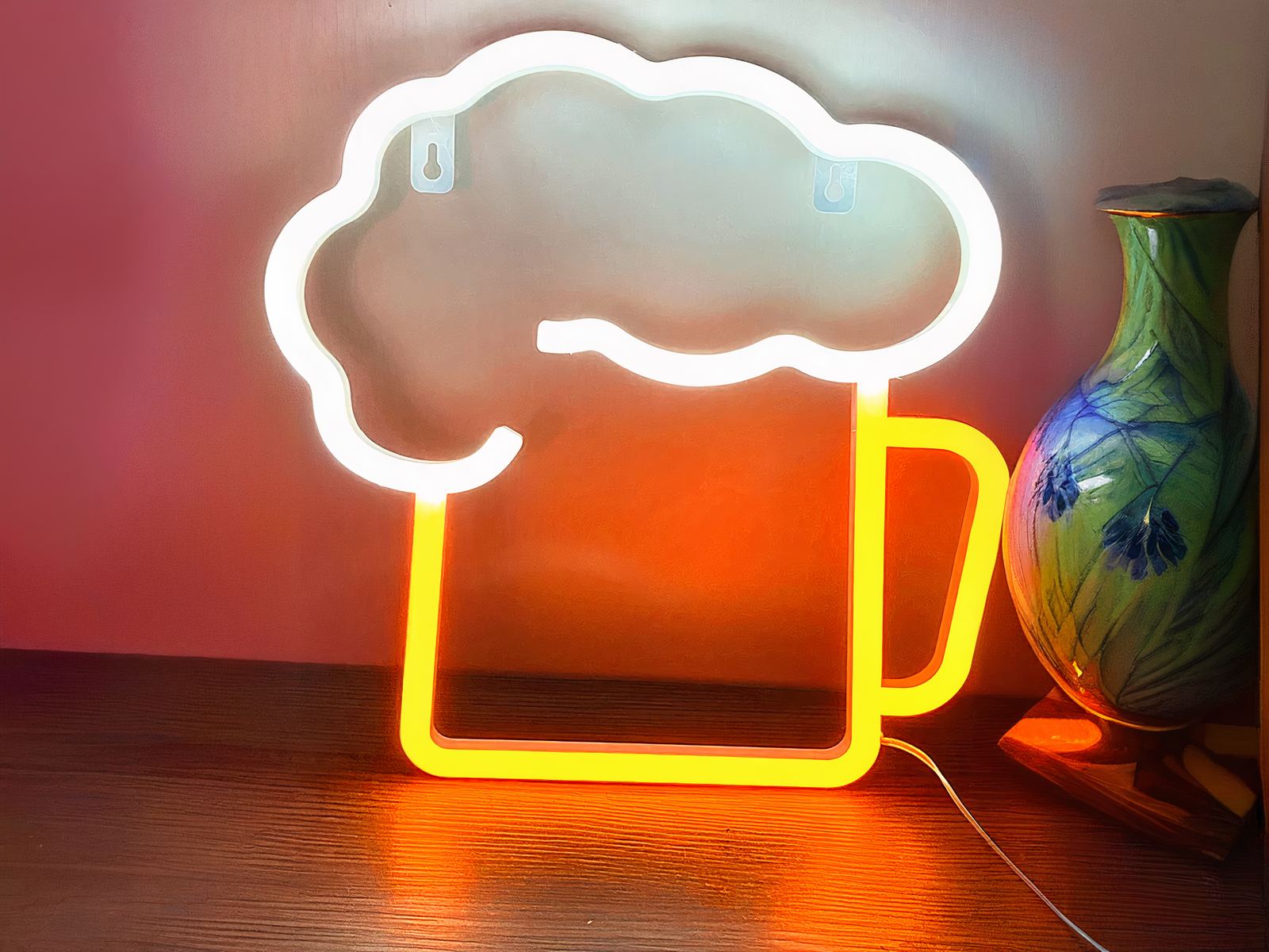 Néon LED en forme de verre à bière Néon LED en forme de verre à bière, de couleur jaune et blanc, contre un mur.