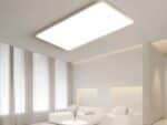 Panneaux LED blancs et rectangulaires, sur un plafond blanc.