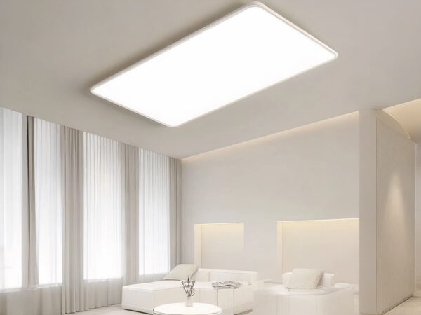 Panneaux LED blancs et rectangulaires, sur un plafond blanc.