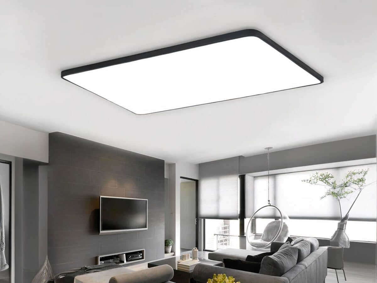Panneau LED design élégant et rectangulaire, de couleur noire, dans un salon.