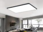Panneau LED design élégant et rectangulaire, de couleur noire, dans un salon.